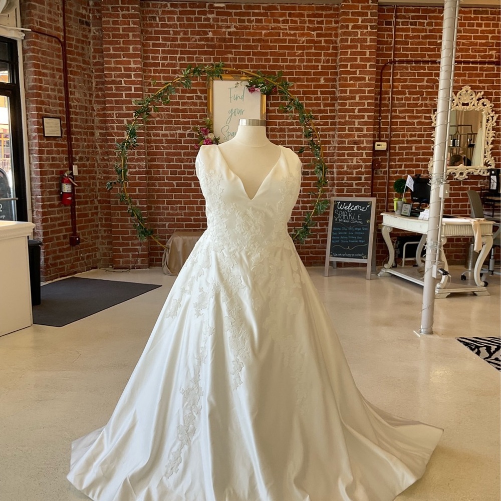 Elegant White Wedding Dress